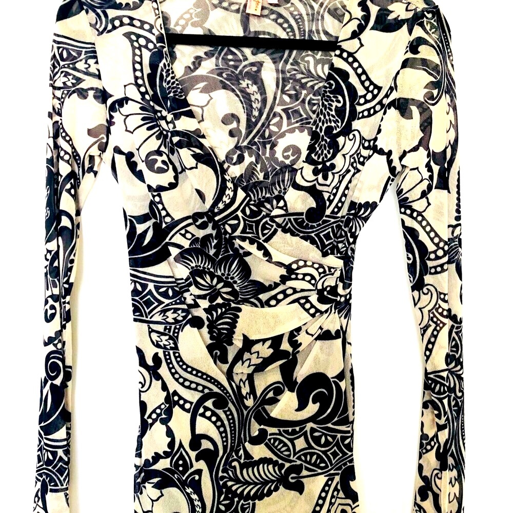 - Sweet pea double layered mesh woven top. Funky print skinnies and leggings.